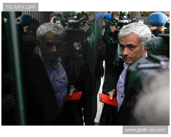 穆帅神秘现身大巴引发媒体围堵30名记者全力追踪皇马动态